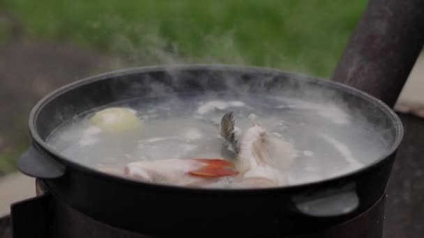 Matlagning Fisksoppa Utomhus Ytan Vatten Skum Och Riklig Ånga Närbild — Stockvideo
