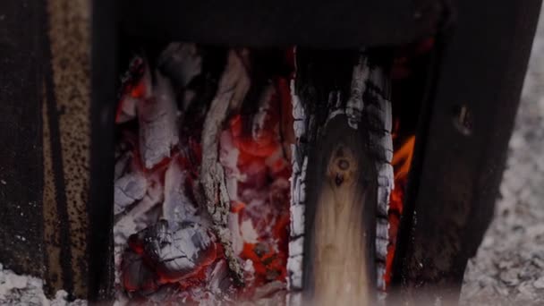 金属箱の中で石炭が燃えている 火花が飛ぶ クローズアップショット — ストック動画