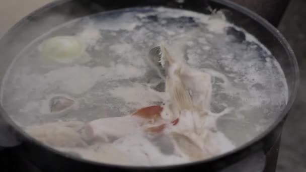 在户外烹饪鱼汤 在水泡沫和充足的蒸汽表面 特写镜头 — 图库视频影像