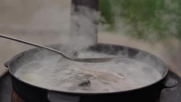 Cocinar Sopa Pescado Aire Libre Superficie Espuma Agua Abundante Vapor — Vídeos de Stock