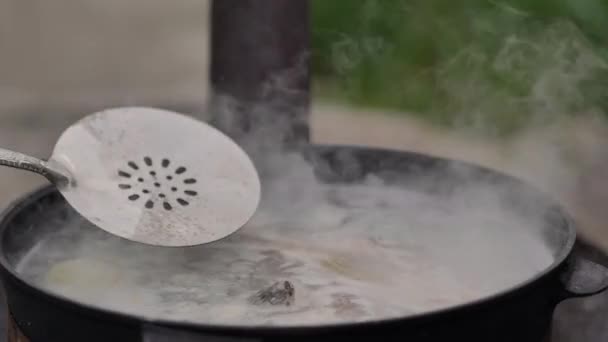 Koken Van Vissoep Buitenshuis Het Oppervlak Van Het Water Schuim — Stockvideo