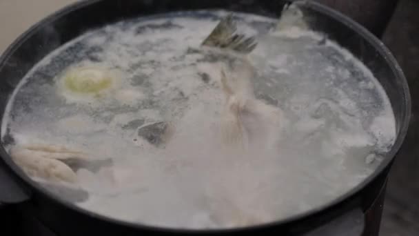 Matlagning Fisksoppa Utomhus Ytan Vatten Skum Och Riklig Ånga Närbild — Stockvideo