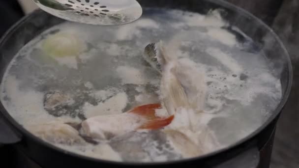 Cucina Zuppa Pesce All Aperto Sulla Superficie Della Schiuma Acqua — Video Stock