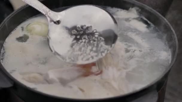 Cucina Zuppa Pesce All Aperto Sulla Superficie Della Schiuma Acqua — Video Stock
