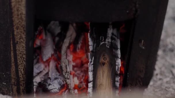 Горящий Уголь Металлической Коробке Искры Летают Стреляют Крупным Планом — стоковое видео