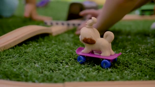 Ręce Małego Dziecka Odgrywają Plastikową Zabawkę Psa Fioletowej Deskorolce Rolkach — Wideo stockowe