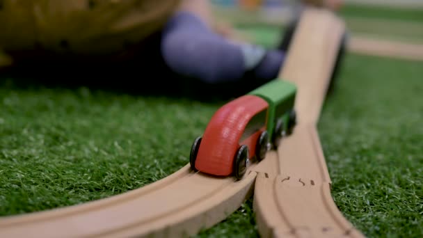 Primer Plano Tren Juguete Carretera Que Consta Partes Fondo Niño — Vídeos de Stock