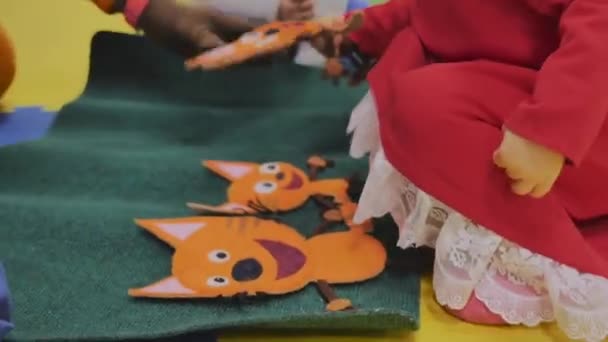 动画师在儿童房里与儿童玩耍 在玩具毛绒贴纸上贴有图片 只有手是可见的 — 图库视频影像