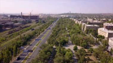 Panorama Sanayi Bölgesi, çok şeritli yol, demiryolu pistleri, Park alanı ve uyku alanı, arka planda nehir, bir televizyon kulesi.