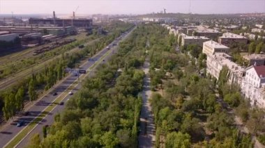 Panorama Sanayi Bölgesi, çok şeritli yol, demiryolu pistleri, Park alanı ve uyku alanı, arka planda nehir, bir televizyon kulesi.