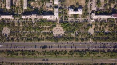 Araba, demiryolu, Park alanı, uyku alanı, yaz güneşli gün hareketi ile Multi-Lane yolun üst görünümü.