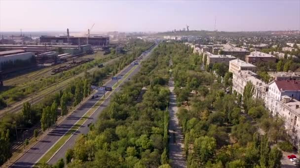 Panorama Sanayi Bölgesi Çok Şeritli Yol Demiryolu Pistleri Park Alanı — Stok video