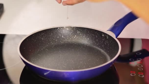 鸡蛋落在热锅上 煎蛋的特写镜头 — 图库视频影像