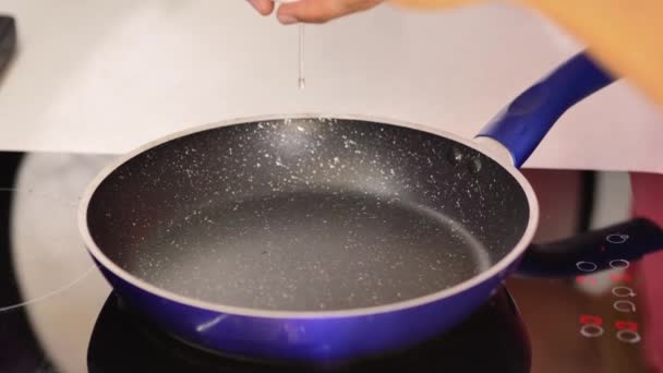 Huevo Gallina Cae Una Sartén Caliente Primer Plano Huevos Fritos — Vídeo de stock