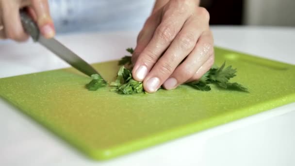 Mani Femminili Tagliano Verdi Con Coltello Metallo Tagliere Verde Brillante — Video Stock