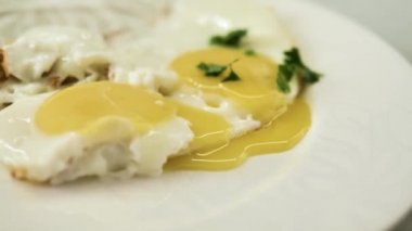 Üstüne kızarmış yumurta kıyılmış maydanoz ile süslenmiş, buhar geliyor, çok iştah açıcı görünüyor, yakın çekim