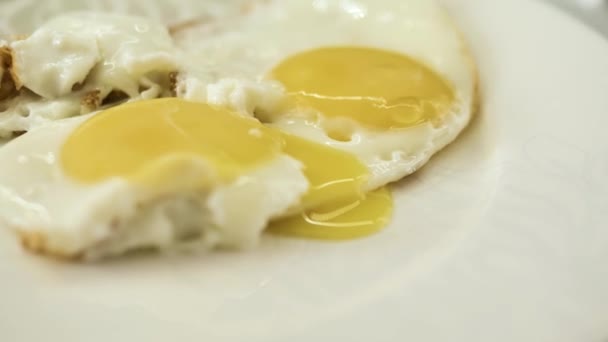 Яичный Желток Жареных Яйцах Пронзают Сверху Железной Вилкой Продукт Медленно — стоковое видео