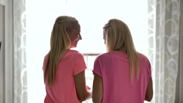 Дві Блондинки Рожевому Одязі Посипають Кексами Цукровою Пудрою Просіваючи Через — стокове відео