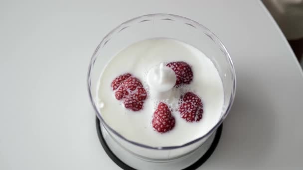 Gros Plan Mains Féminines Mettre Les Fraises Dans Lait Dans — Video