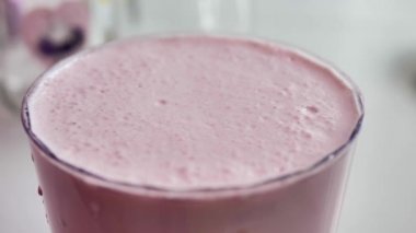 Kabarcıklar, yakın çekim, doğal ışık patlama şeffaf bir cam pembe milkshake