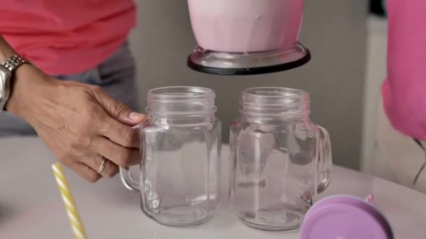 Kadın Elleri Şeffaf Bir Cam Kadeh Içine Pembe Milkshake Dökün — Stok video