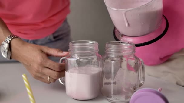 Mãos Femininas Derramam Milkshake Rosa Uma Taça Vidro Transparente Lado — Vídeo de Stock