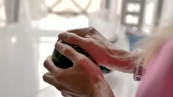 Frauenhände Teilen Eine Reife Avocado Zwei Identische Teile Natürliches Licht — Stockvideo