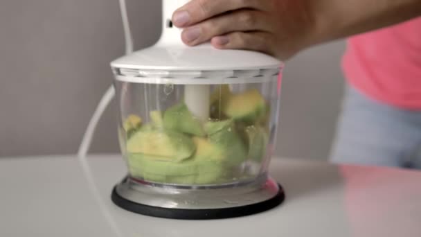 Einem Mixer Mit Weißem Deckel Auf Dem Tisch Stehend Avocados — Stockvideo