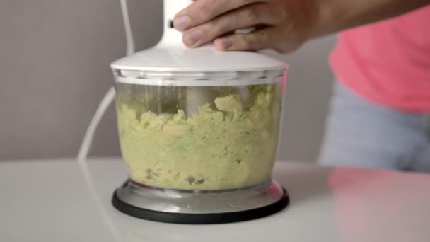 Einem Mixer Mit Weißem Deckel Auf Dem Tisch Stehend Avocados — Stockvideo