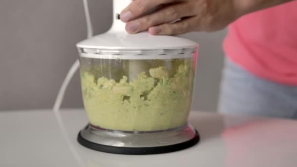 Einem Mixer Mit Weißem Deckel Auf Dem Tisch Stehend Avocados — Stockvideo