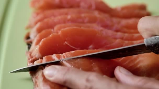 Frauenhände Schneiden Mit Einem Messer Ein Stück Lachs Auf Einem — Stockvideo