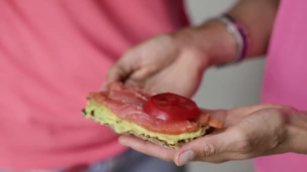 Vrouwelijke Handen Houden Een Toast Verspreid Met Licht Groene Avocado — Stockvideo