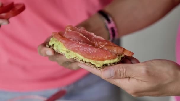 Mani Femminili Tengono Toast Diffondono Con Pasta Avocado Verde Chiaro — Video Stock