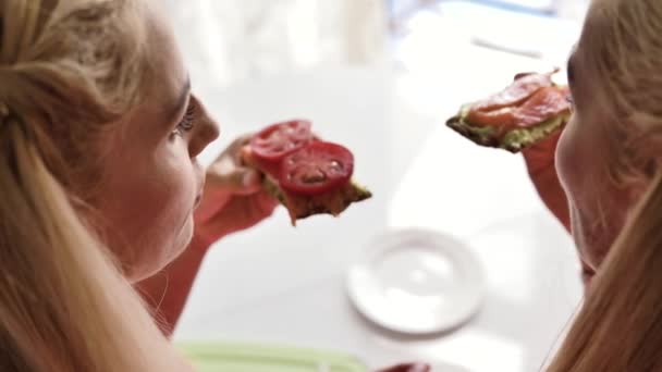 Deux Blondes Mangent Sandwich Poisson Rouge Toast Aux Tomates Face — Video