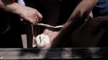 Erkek ve kadın elleri karton bir kutudan beyaz güvercinleri çıkarır. Açık havada hem de. Yakın plan..