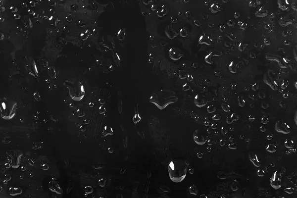 ガラスに水のしずくを作った黒の抽象的な背景 — ストック写真