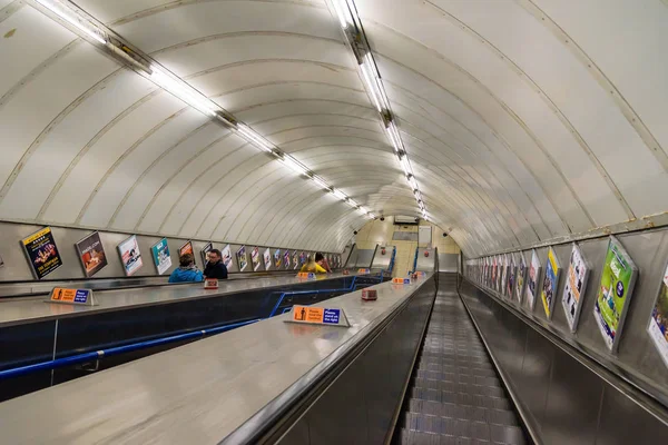 Londýn Appril 2018 Cestující Využít Eskalátor Vystoupit Stanici Metra — Stock fotografie