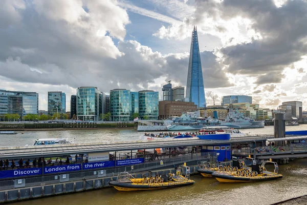 Londyn Appril 2018 Łodzie Turystów Molo Millennium Tower Słoneczne Popołudnie — Zdjęcie stockowe