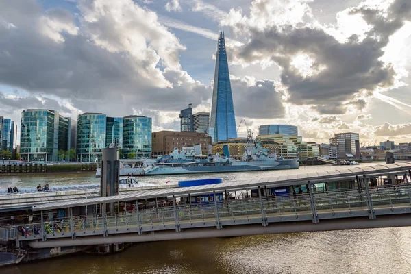 Londra Regno Unito Aprile 2018 Turisti Tower Millennium Pier Pomeriggio — Foto Stock