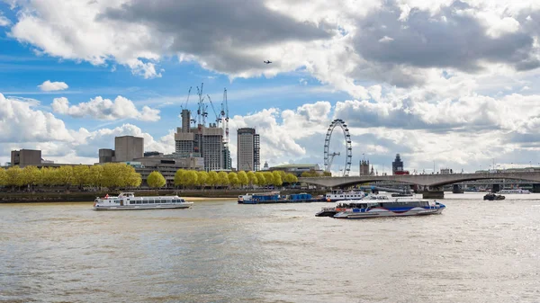 イギリス ロンドンのテムズ川の船 — ストック写真
