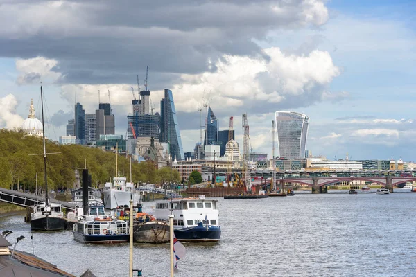 テムズ川と英国 ロンドン市高層ビルの建設の船の眺め — ストック写真