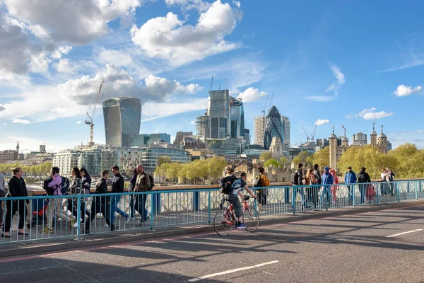 London April 2018 Menschen Überqueren Die Tower Bridge Mit Der — Stockfoto