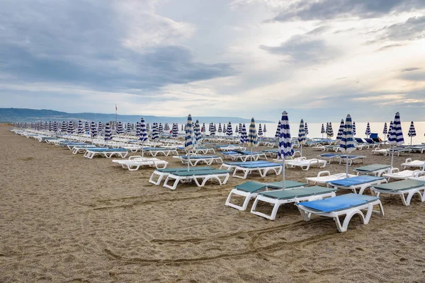 Sunbeds Umbrellas Calabrian Beach Cloudy Evening — Stock Photo, Image