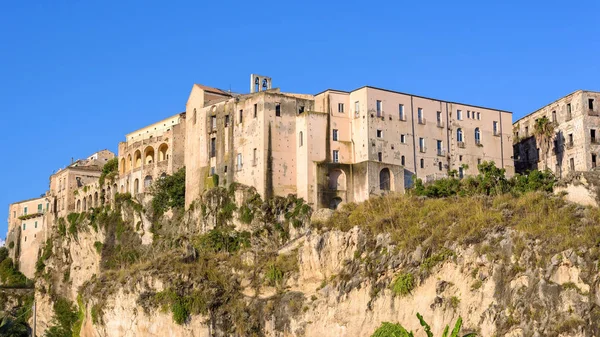 意大利卡拉布里亚 Tropea 镇岩石上的建筑物 — 图库照片