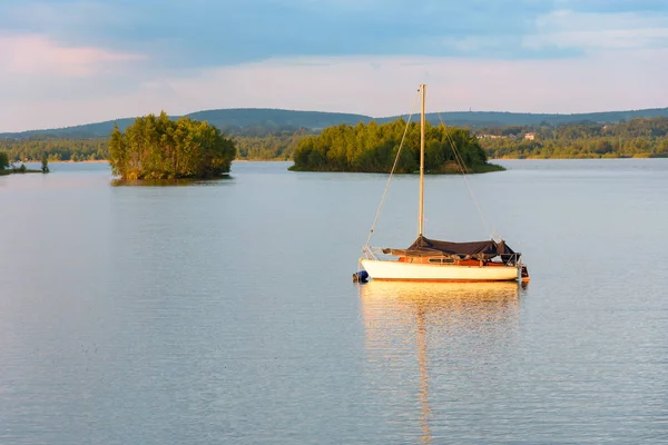 Yacht Sul Lago Pogoria Tramonto Dabrowa Gornicza Polonia — Foto Stock