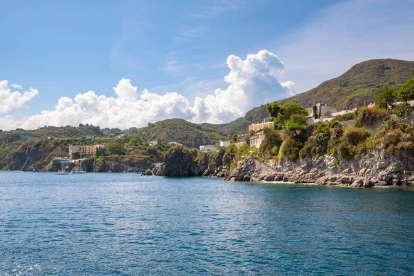 リーパリ島 エオリア諸島 イタリアの海岸線の建物 — ストック写真