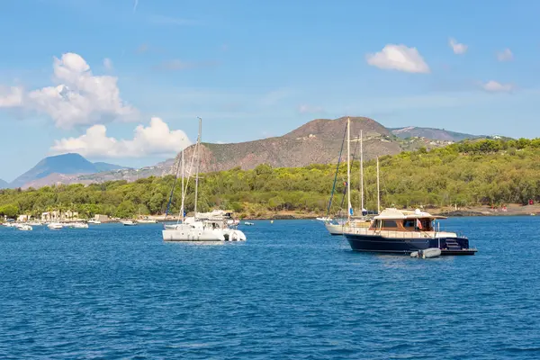 Jachten Vulcano Island Eolische Eilanden Italië — Stockfoto