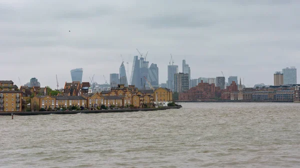 在阴天 以城市摩天大楼为背景的伦敦泰晤士河码头景观 — 图库照片