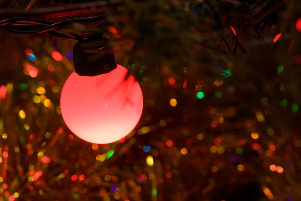 Primer Plano Lámpara Árbol Navidad Roja Como Fondo —  Fotos de Stock