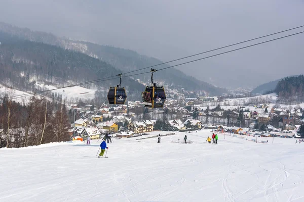 Szczyrk Polônia Fevereiro 2018 Pessoas Esquiando Szczyrk Mountain Resort Com — Fotografia de Stock